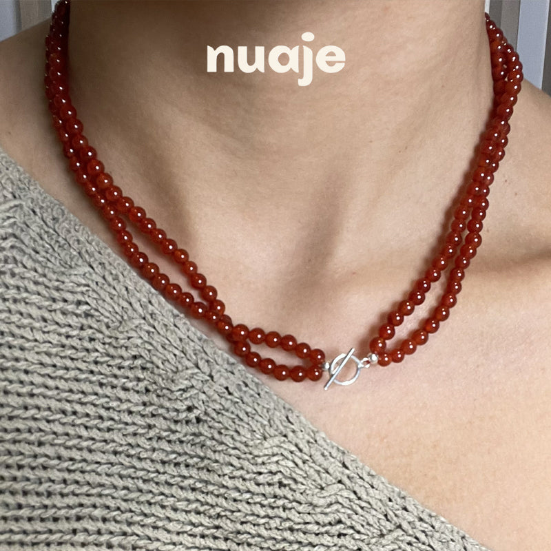 Collier torsadé en agate rouge avec fermoir en argent et breloque nordique