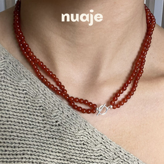 Collier torsadé en agate rouge avec fermoir en argent et breloque nordique