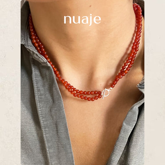 Collier torsadé en agate rouge avec fermoir en argent et breloque nordique