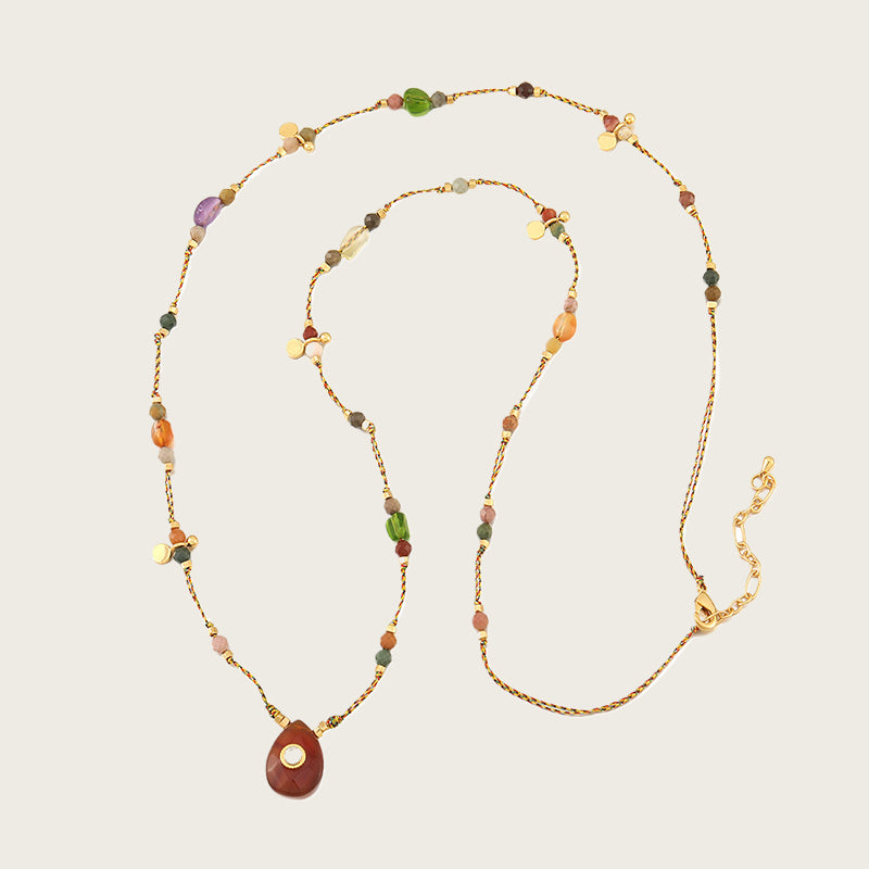 Collier en perles de pierres d'Alashan de Bohême en forme de larme avec pendentif en agate rouge