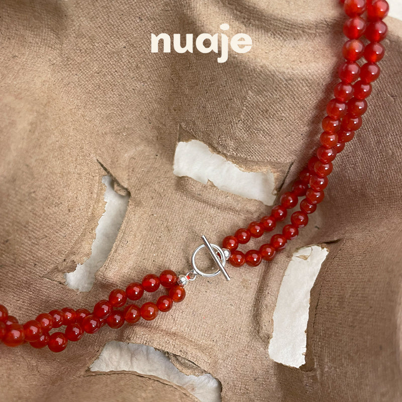 Collier torsadé en agate rouge avec fermoir en argent et breloque nordique