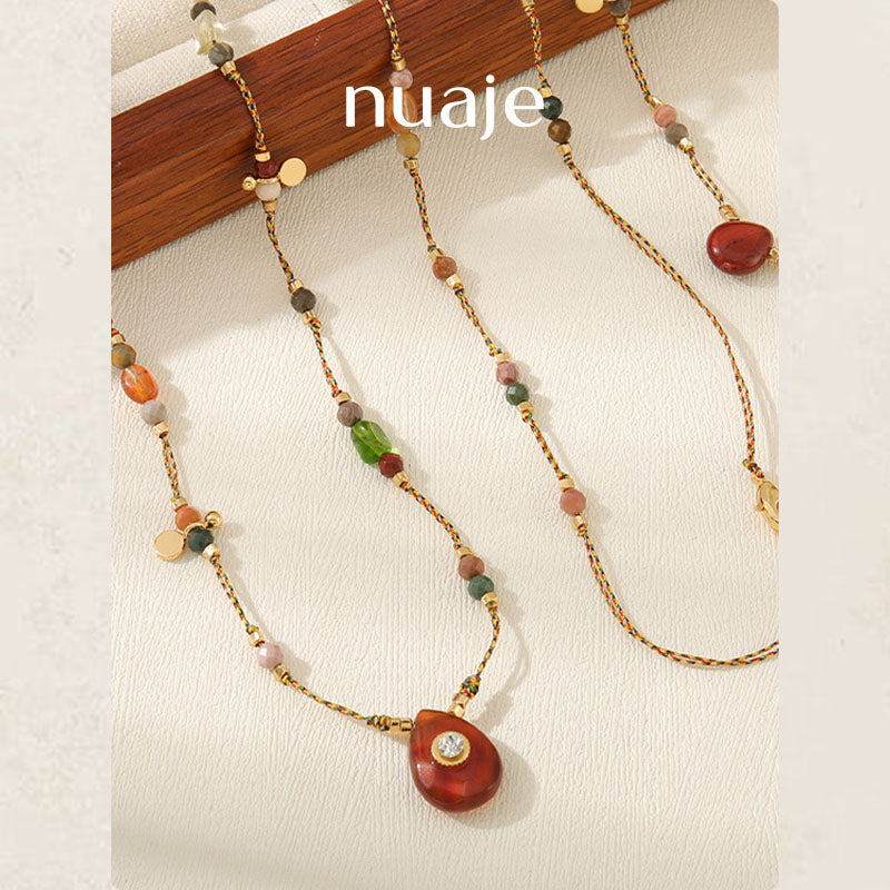 Collier en perles de pierres d'Alashan de Bohême en forme de larme avec pendentif en agate rouge