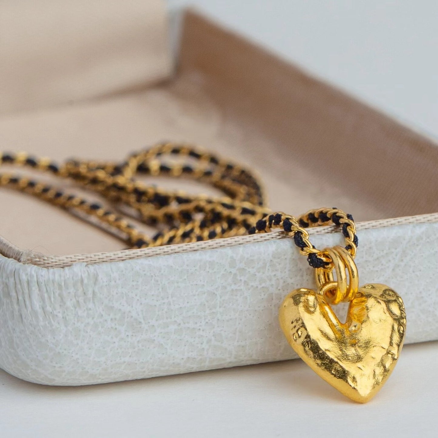 Elegant extured Modern Heart-shaped Pendant Necklace